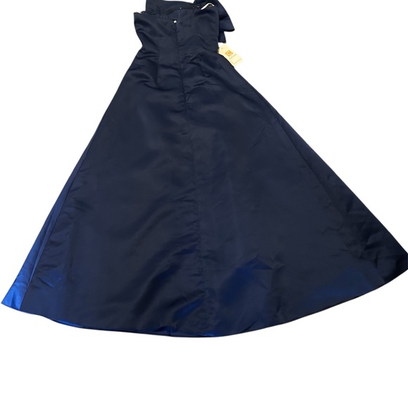 Cicinia Elegant Navy Blue Evening Gown - Picture 4 of 10